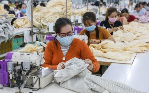 Nhiều doanh nghiệp dệt may, da giày lo đứt đơn hàng nếu dịch kéo dài